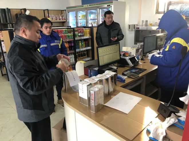 黃梅縣市場監管局迅速行動，對曝光加油站進行抽樣檢測與市場調研